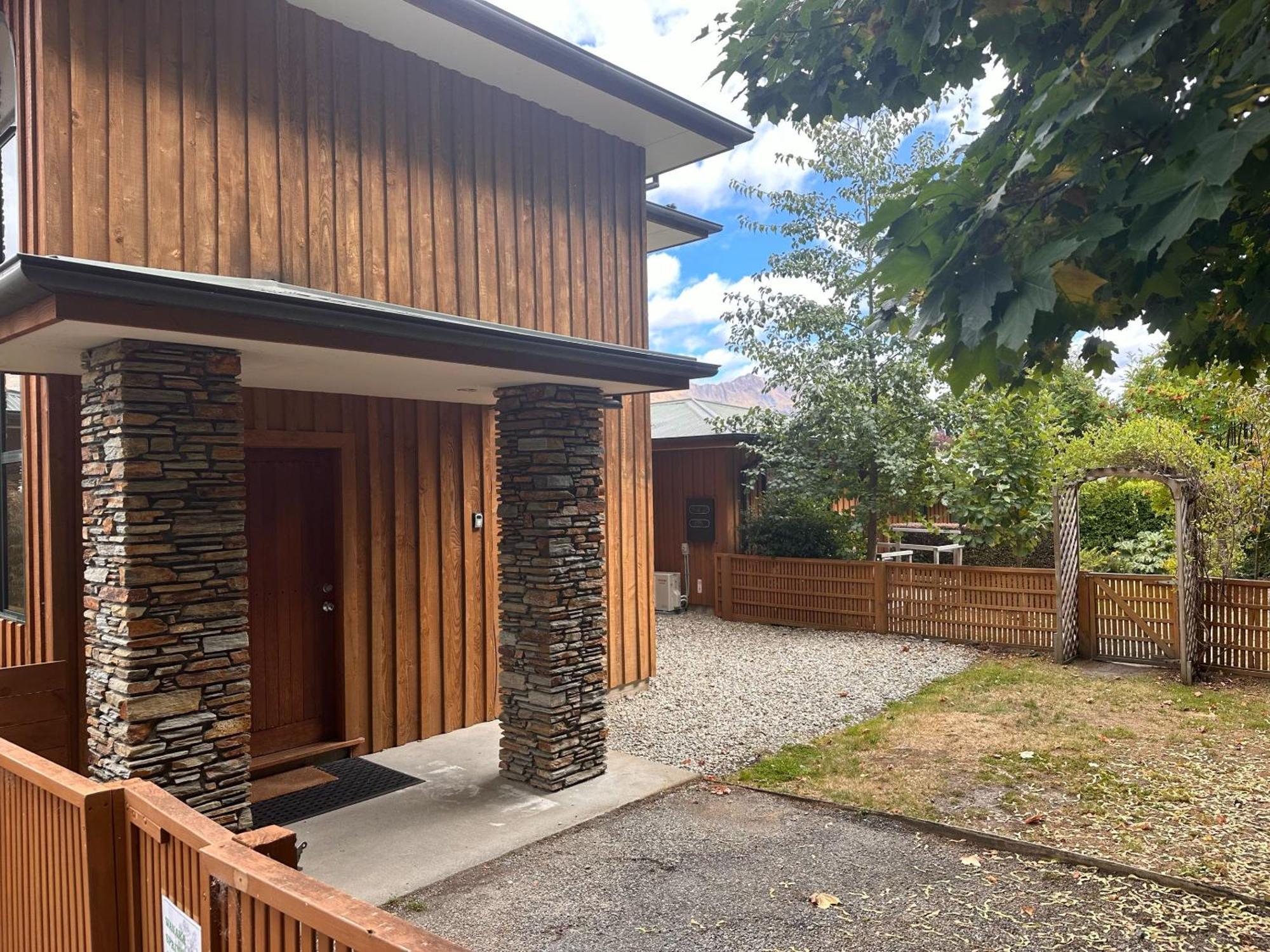 Wanaka Springs Lodge Exterior photo